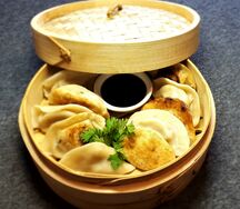 Пельмени китайские самолепные отварные со специальным соусом