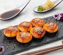 Ролл с креветкой запеченный