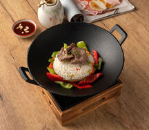 Вок с белым рисом, овощами и соусом