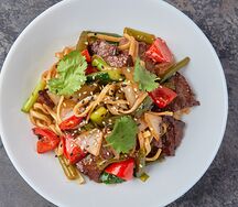 Говядина в устричном соусе с лапшой