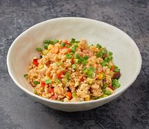 Жареный рис с курицей и креветками 