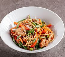 Лапша удон с курицей и хрустящими овощами