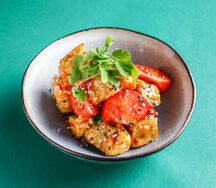 Салат с томатами и баклажанами в китайской темпуре и соусе Свит Чили