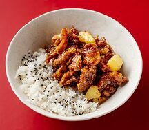 Вок Свинина с рисом и ананасом в кисло-сладком соусе