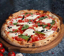 Пицца с нежной страчателлой и томатами