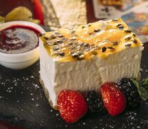 Чизкейк с маракуйей и малиновым соусом