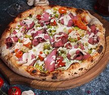 Пицца с нежным ростбифом