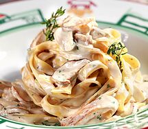 Паста Тальятелле с куриным филе и лесными грибами