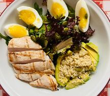 Зеленый салат с курицей, авокадо и киноа