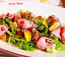 Микс-салат с нежным ростбифом