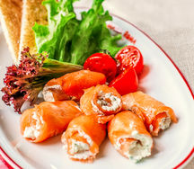 Рулетики из копченого лосося