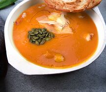 Тыквенный крем-суп с тигровыми креветками