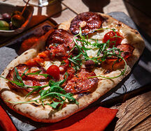 Фокачча с салями, черри, рукколой и моцареллой