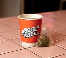 Куриный бульон в стакане