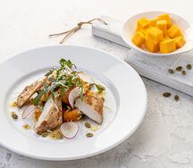 Салат с печеной тыквой и жареным цыпленком