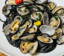 Спагетти с чернилами каракатицы и вонголе