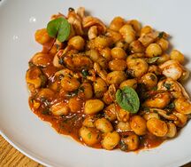 Ньокки с креветками, кальмаром, мидиями и вонголе