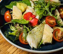 Теплый салат с кальмаром