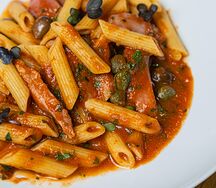 Пенне с тунцом, каперсами и маслинами