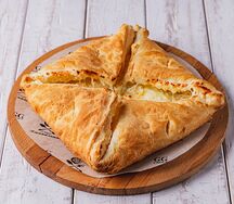 Хачапури из слоеного теста с сыром