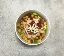 Салат Цезарь с курицей