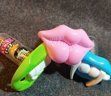 Карамель Прикольная соска со вкусом клубники, арбуза и колы