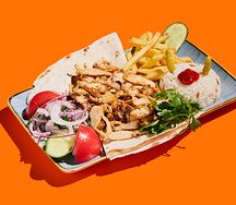 Донер из курицы на тарелке