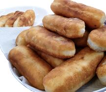 Жареный пирожок с сосиской