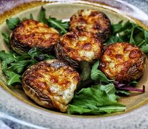 Грибы, запеченные с креветками и сыром