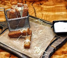 Гренки чесночные с соусом тартар