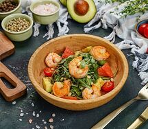 Руккола с креветками и авокадо