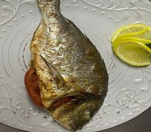 Дорадо на углях с лимоном