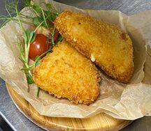 Жаренный сулугуни с брусничным соусом