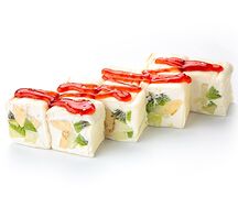 Сладкий ролл с клубничным соусом