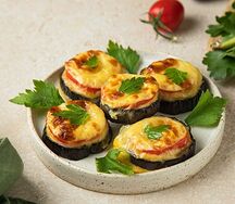 Баклажан с сыром и помидором