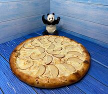 Пицца с грушей и голубым сыром