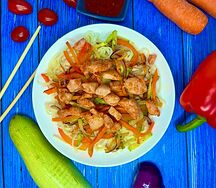 Курица с овощами и лапшой