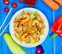 Креветки с овощами и лапшой