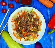 Говядина с овощами и лапшой