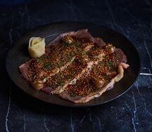 Стриплойн татаки с соусом из чёрного чеснока
