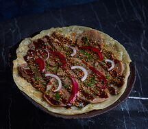 Лепёшка роти с говяжьим языком и мисо-майо