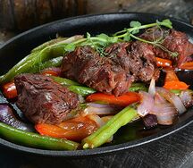 Говядина с овощами с соусом Джэк Дэниэлс