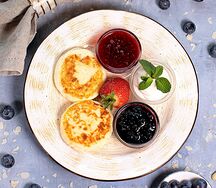 Сырники со сметаной и ягодным соусом