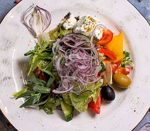 Салат Балканский с сербской брынзой и томатами