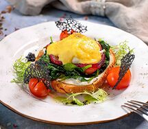 Яйцо Бенедикт с сёмгой и соусом берблан