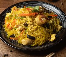 Лапша по-сингапурски с креветкой и курицей в соусе