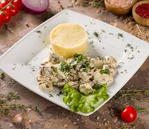 Курица в сливочном соусе с грибами