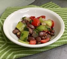Салат из фасоли с помидором и перцем
