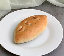 Пирожок с зелёным луком и яйцом