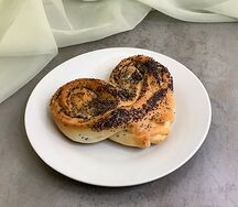 Плюшка с сахаром и маком